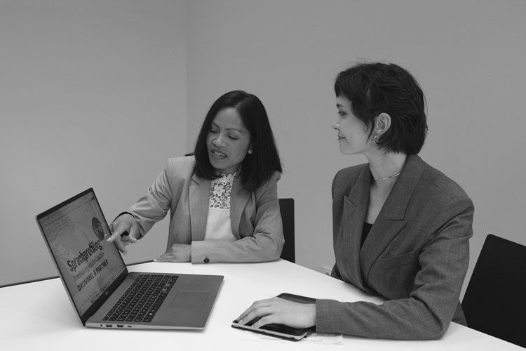 The language expert and the text investigator in conversation